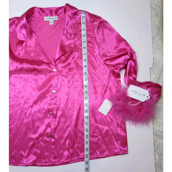 Women's Pink Satin PJ set With Fluff Fuzzy Sleeves Size Large - Picture 12 of 16